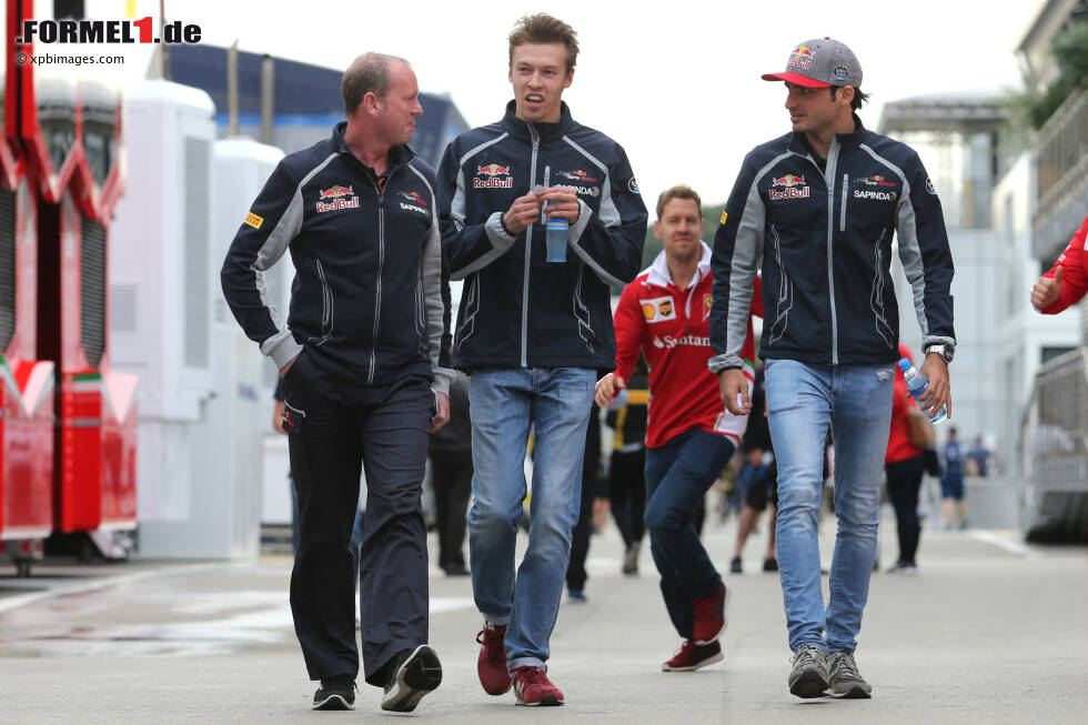 Foto zur News: Daniil Kwjat (Toro Rosso) und Carlos Sainz (Toro Rosso)