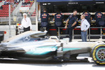 Foto zur News: Bernie Ecclestone, Christian Horner und Lewis Hamilton (Mercedes)