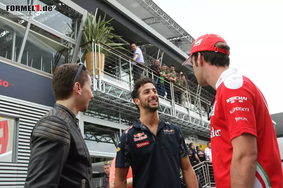 Foto zur News: Jorge Lorenzo, Daniel Ricciardo (Red Bull) und Jean-Eric Vergne