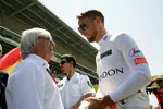 Foto zur News: Bernie Ecclestone und Jenson Button (McLaren)