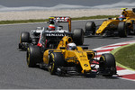 Foto zur News: Kevin Magnussen (Renault), Esteban Gutierrez (Haas) und Jolyon Palmer (Renault)