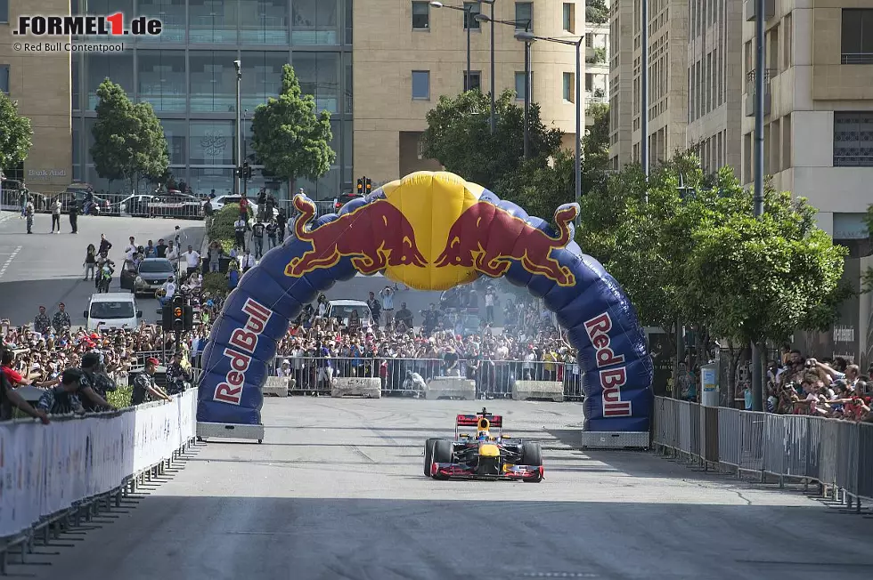 Foto zur News: Carlos Sainz beim Showrun in Beirut