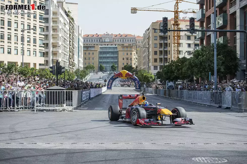 Foto zur News: Carlos Sainz beim Showrun in Beirut