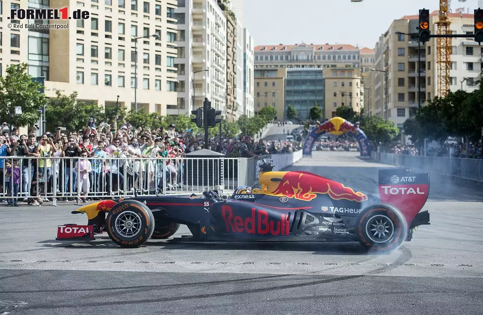 Foto zur News: Carlos Sainz beim Showrun in Beirut