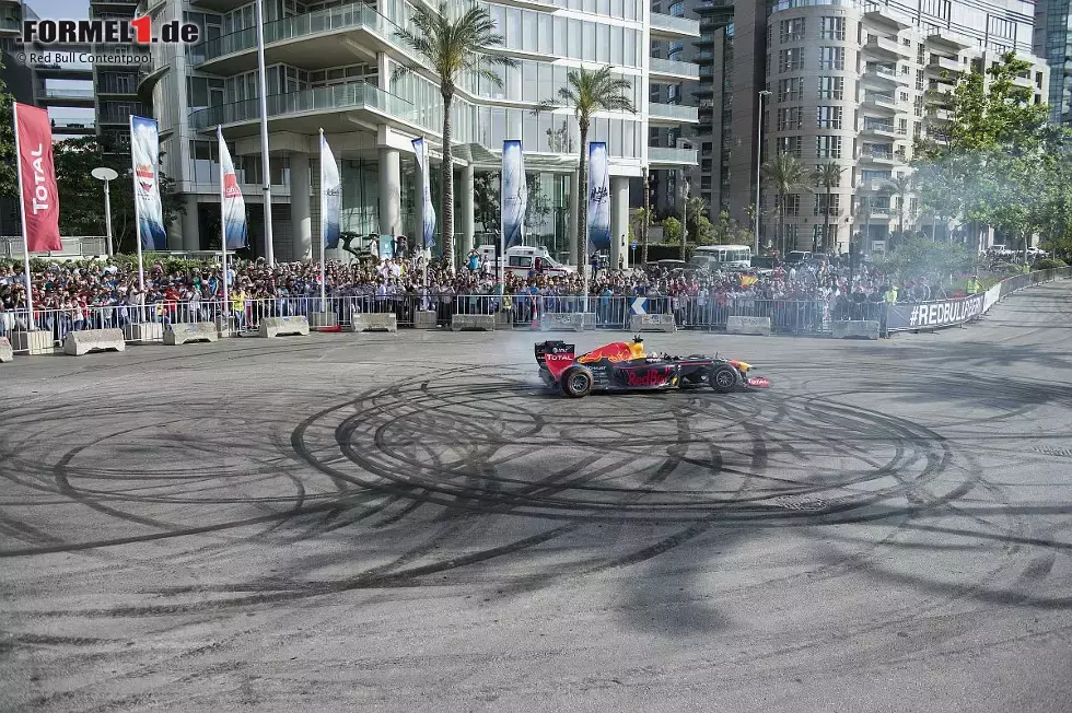 Foto zur News: Carlos Sainz beim Showrun in Beirut