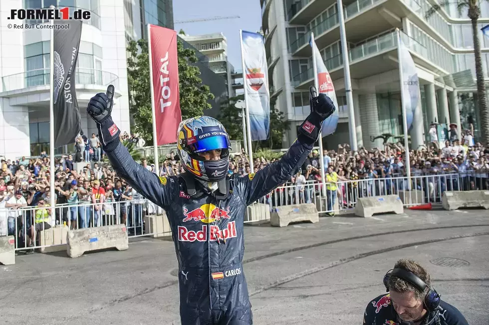 Foto zur News: Carlos Sainz beim Showrun in Beirut