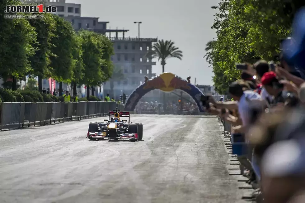 Foto zur News: Carlos Sainz beim Showrun in Beirut