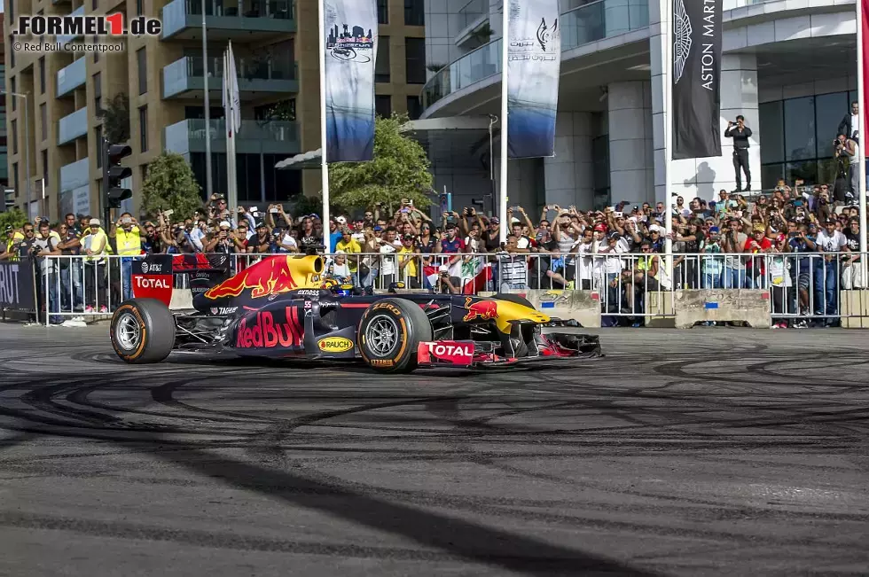 Foto zur News: Carlos Sainz beim Showrun in Beirut