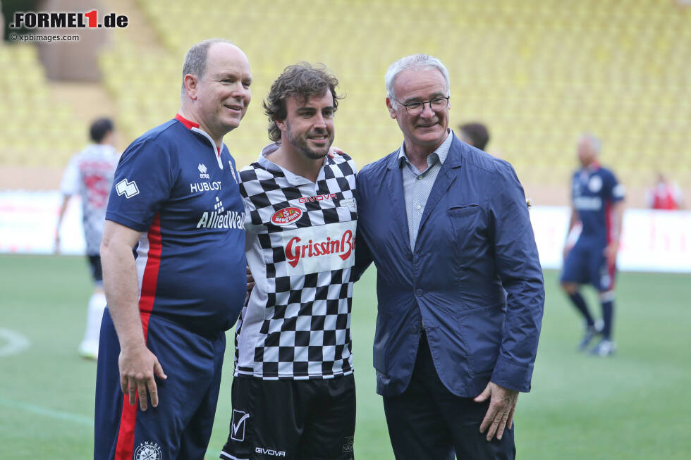 Foto zur News: Fürst Albert, Fernando Alonso (McLaren) und Claudio Ranieri (Trainer von Leicester City)