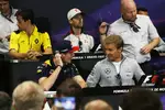 Foto zur News: Nico Rosberg (Mercedes) und Max Verstappen (Red Bull)