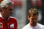 Foto zur News: Maurizio Arrivabene und Sebastian Vettel (Ferrari)