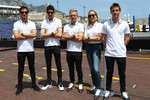 Foto zur News: Jolyon Palmer (Renault), Esteban Ocon, Kevin Magnussen (Renault), Carmen Jorda und Jean-Denis Deletraz