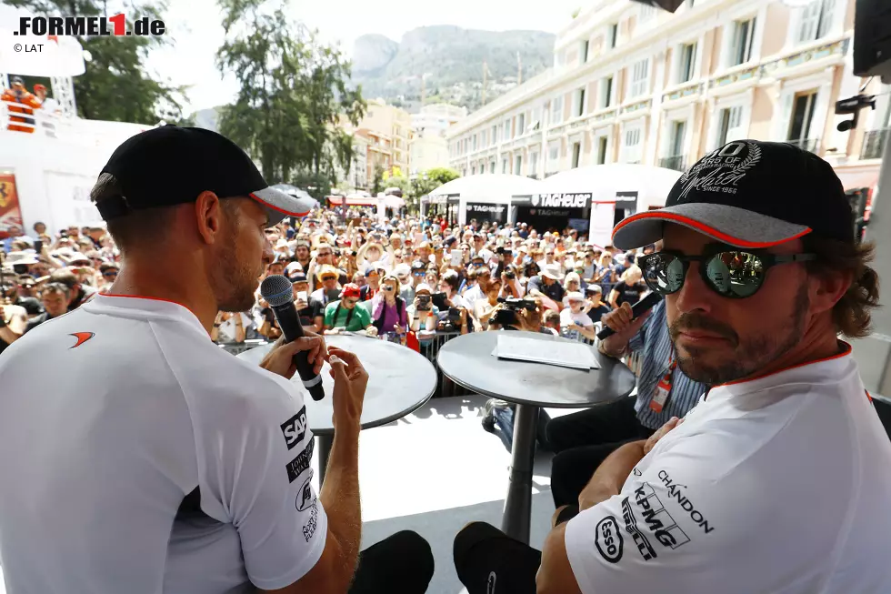 Foto zur News: Jenson Button (McLaren) und Fernando Alonso (McLaren)