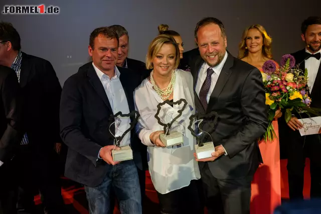 Foto zur News: Sabine Kehm (Mitte) mit dem Nürburgring-Award für Michael Schumacher. Ebenfalls geehrt wurden Mercedes-AMG und Smudo.