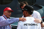 Foto zur News: Niki Lauda, Toto Wolff und Lewis Hamilton (Mercedes)