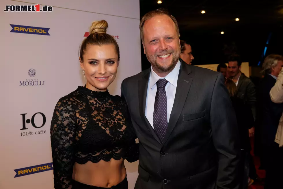 Foto zur News: Smudo nahm seinen Award von Sophia Thomalla entgegen.