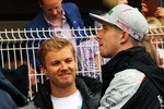 Foto zur News: Nico Rosberg (Mercedes) und Nico Hülkenberg (Force India)