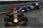 Foto zur News: Max Verstappen (Red Bull) und Felipe Nasr (Sauber)