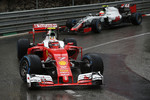 Foto zur News: Kimi Räikkönen (Ferrari) und Esteban Gutierrez (Haas)