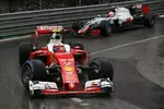 Foto zur News: Kimi Räikkönen (Ferrari) und Esteban Gutierrez (Haas)