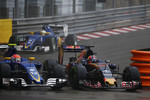 Foto zur News: Felipe Nasr (Sauber) und Daniil Kwjat (Toro Rosso)