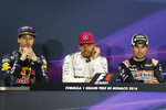 Foto zur News: Daniel Ricciardo (Red Bull), Lewis Hamilton (Mercedes) und Sergio Perez (Force India)