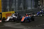 Foto zur News: Pascal Wehrlein (Manor) und Valtteri Bottas (Williams)