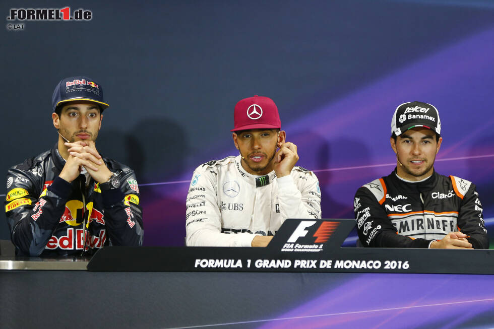 Foto zur News: Daniel Ricciardo (Red Bull), Lewis Hamilton (Mercedes) und Sergio Perez (Force India)