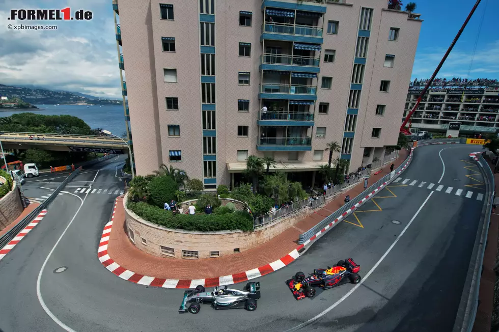 Foto zur News: Lewis Hamilton (Mercedes) und Daniel Ricciardo (Red Bull)