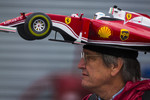 Foto zur News: Fan von Sebastian Vettel (Ferrari)