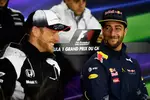 Foto zur News: Jenson Button (McLaren) und Daniel Ricciardo (Red Bull)