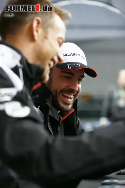 Foto zur News: Jenson Button (McLaren) und Fernando Alonso (McLaren)