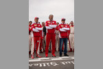 Foto zur News: Sebastian Vettel (Ferrari), Maurizio Arrivabene und Kimi Räikkönen (Ferrari)