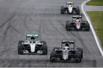Foto zur News: Fernando Alonso (McLaren), Nico Rosberg (Mercedes), Jenson Button (McLaren) und Sergio Perez (Force India)