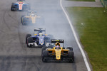 Foto zur News: Jolyon Palmer (Renault), Marcus Ericsson (Sauber), Kevin Magnussen (Renault) und Rio Haryanto (Manor)