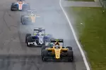 Foto zur News: Jolyon Palmer (Renault), Marcus Ericsson (Sauber), Kevin Magnussen (Renault) und Rio Haryanto (Manor)