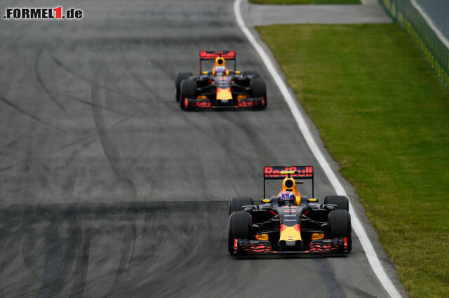 Foto zur News: Max Verstappen hielt sich vor Daniel Ricciardo - obwohl Red Bull schon funkte. Jetzt durch die Highlights des Rennens klicken!