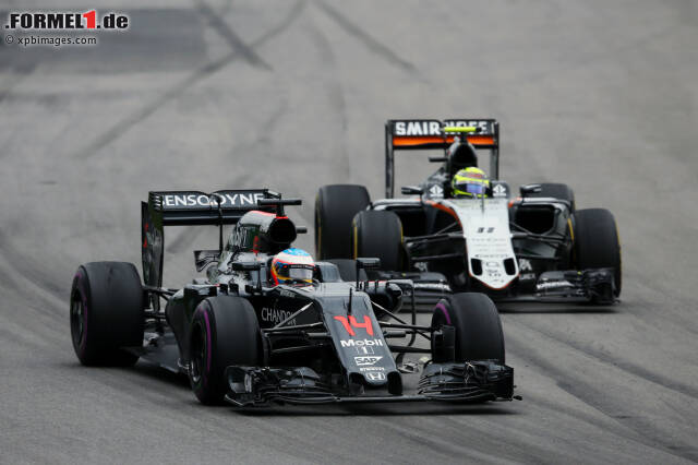 Foto zur News: Fernando Alonso hatte Sergio Perez zu Beginn noch im Rückspiegel. Jetzt durch die Rennhighlights klicken!