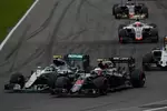 Foto zur News: Nico Rosberg (Mercedes) und Jenson Button (McLaren)