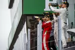 Foto zur News: Sebastian Vettel (Ferrari), Lewis Hamilton (Mercedes) und Valtteri Bottas (Williams)