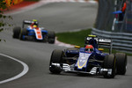 Foto zur News: Felipe Nasr (Sauber) und Rio Haryanto (Manor)