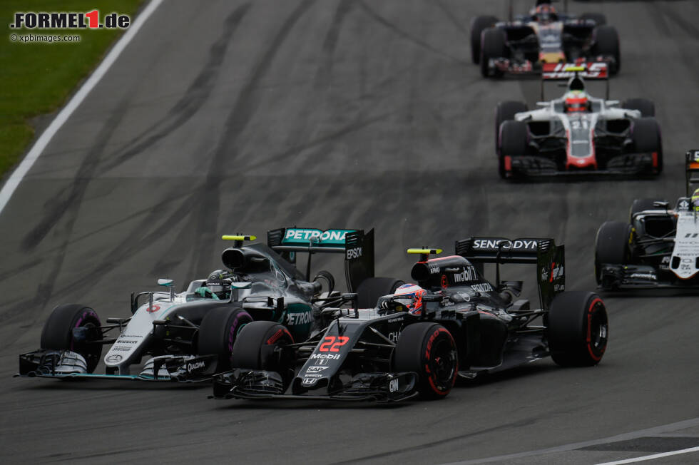 Foto zur News: Nico Rosberg (Mercedes) und Jenson Button (McLaren)