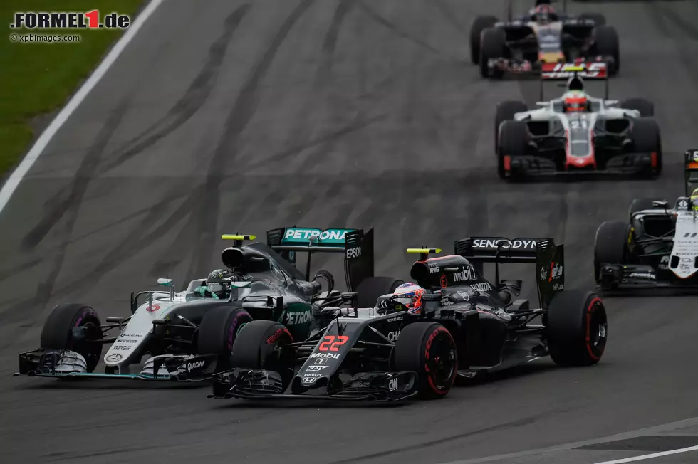 Foto zur News: Nico Rosberg (Mercedes) und Jenson Button (McLaren)