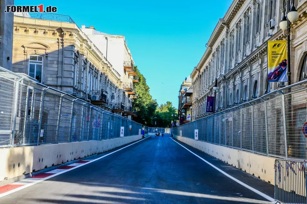 Foto zur News: In Baku kommen die Fahrer in den Genuss von zwei DRS-Zonen