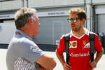 Foto zur News: Sebastian Vettel (Ferrari) mit Dave Ryan (Manor)