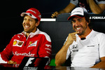 Foto zur News: Sebastian Vettel (Ferrari) und Fernando Alonso (McLaren)