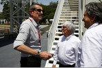 Foto zur News: Bernie Ecclestone und Günther Steiner (Haas)