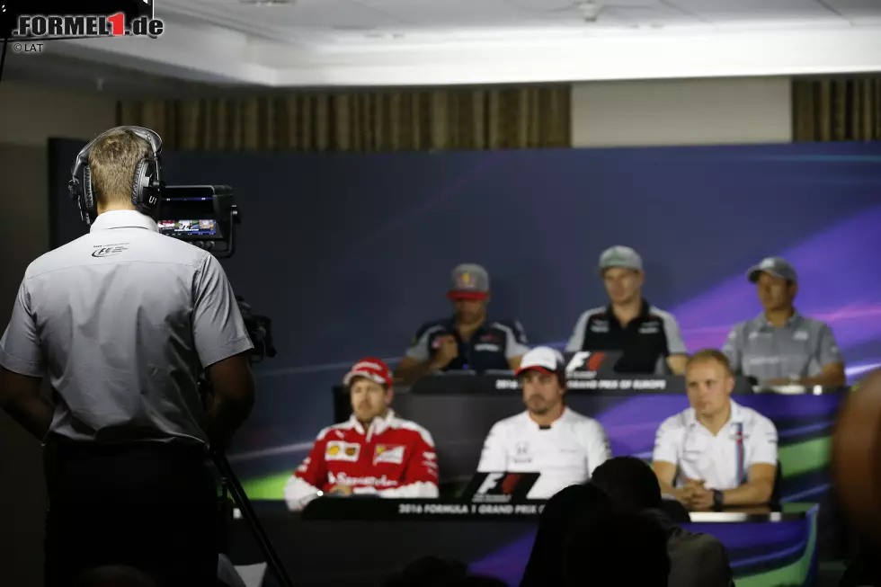 Foto zur News: Kameramann bei der FIA-Pressekonferenz