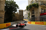 Foto zur News: Sebastian Vettel (Ferrari) und Marcus Ericsson (Sauber)