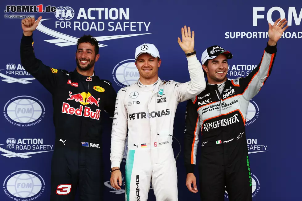 Foto zur News: Daniel Ricciardo (Red Bull), Lewis Hamilton (Mercedes) und Sergio Perez (Force India)